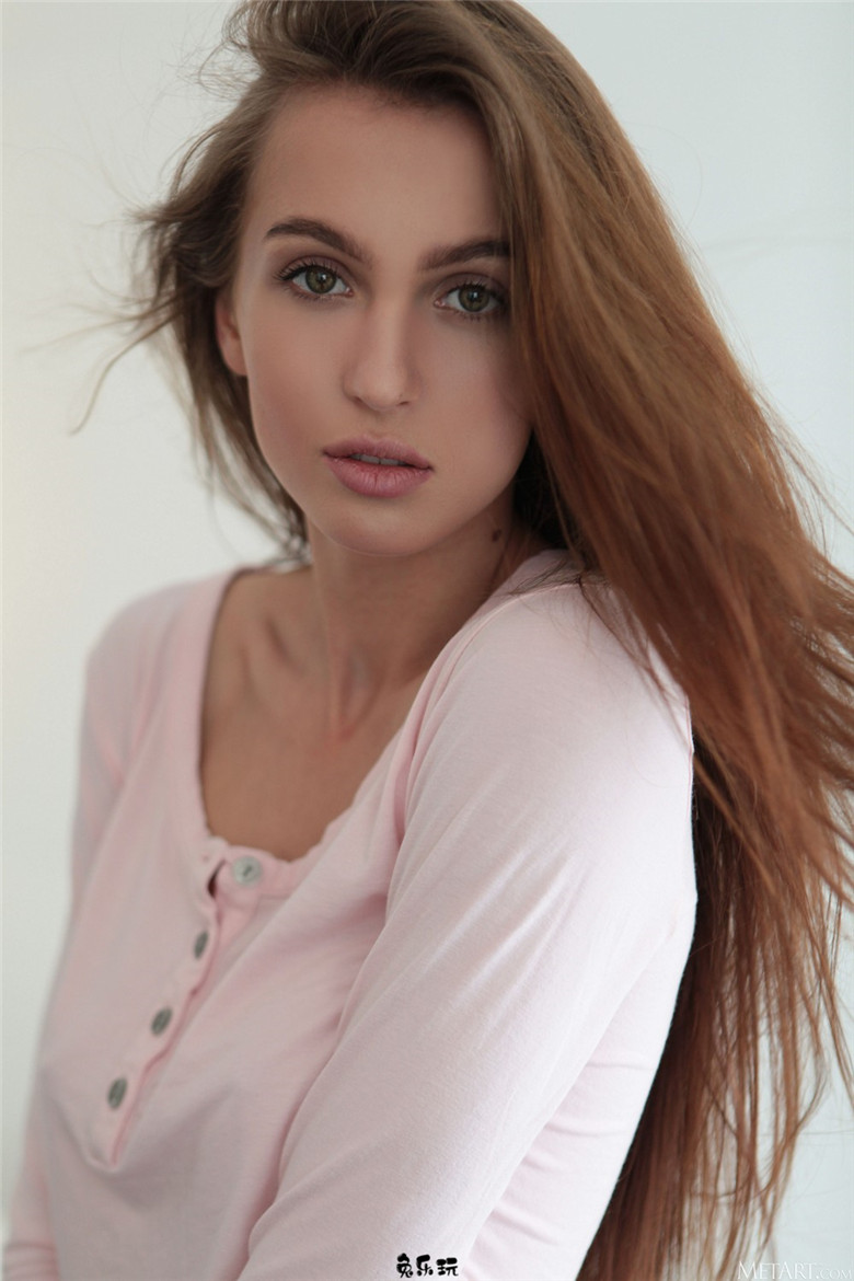 未来之星！乌克兰年度新人裸模正妹Holly Haim惊艳四方惹无限瞎想