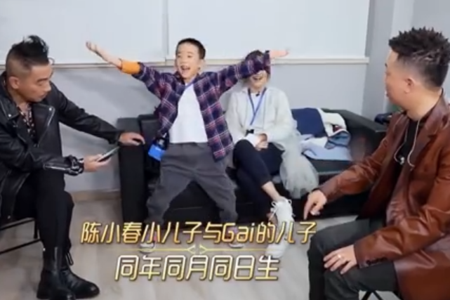 應采兒街邊玩手機被偶遇，穿短褲秀腿部肌肉線條，坐姿端正氣質好