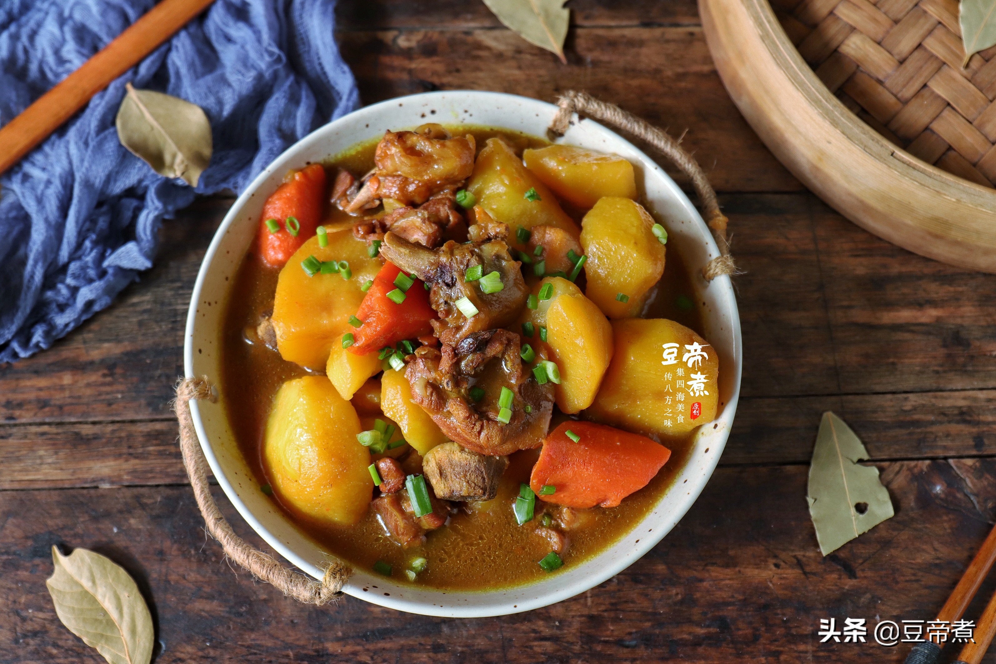老妈说油炸鸡腿上火还易胖，不如和土豆一起炖，盖饭饭香