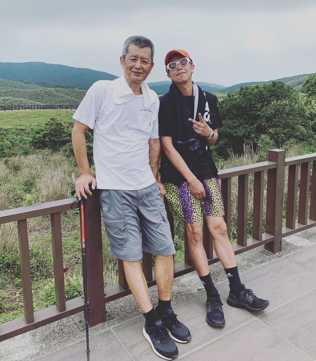 贾静雯回忆黄鸿升点滴，悼念孩子干爹，修杰楷翻看旧照落泪发文