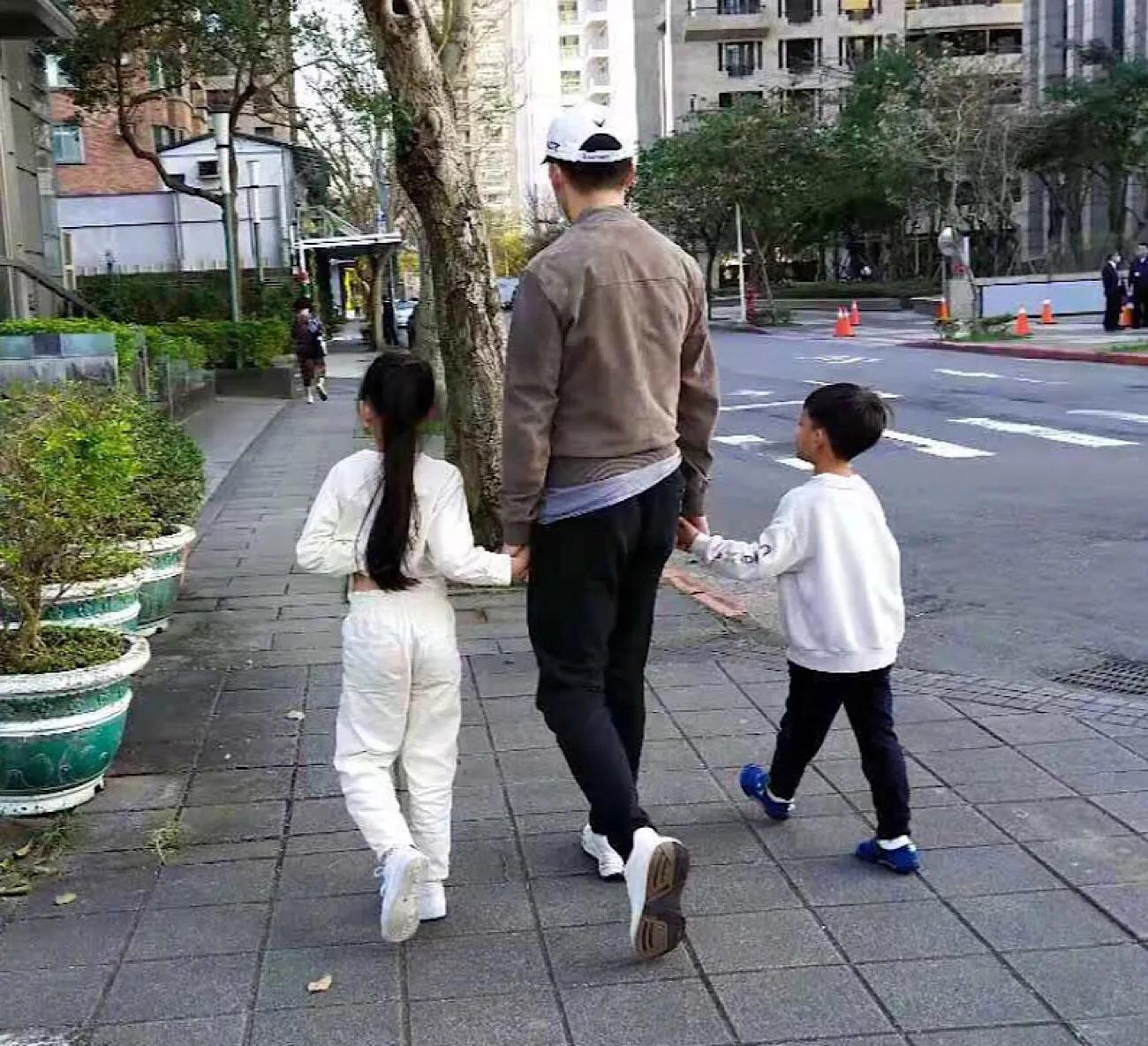汪小菲出關和家人團聚，手牽一雙兒女超幸福，6歲玥兒苗條高挑