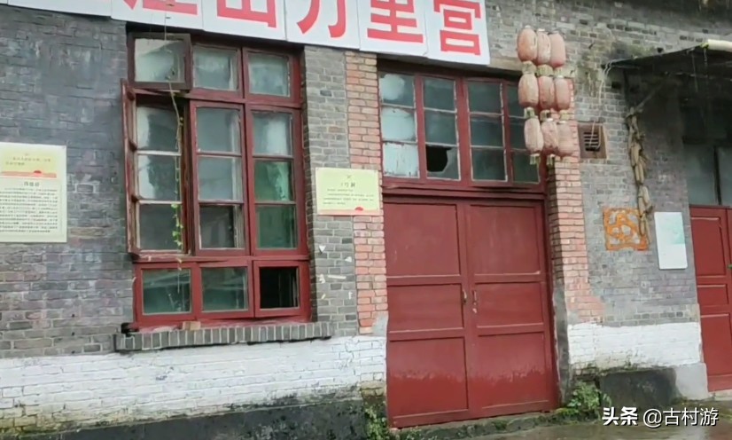 重慶深山的重炮兵工廠，山洞車間高三層樓，靶場(chǎng)還有炮彈炸的大洞