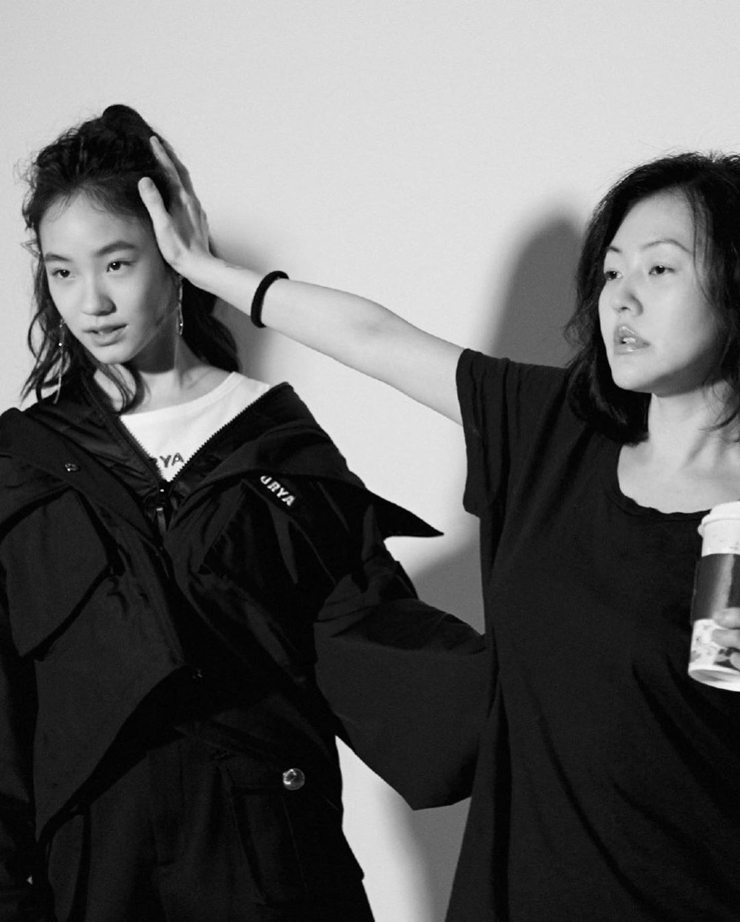 小S两女儿拍写真花絮默契十足，妈妈变助理素颜上阵指导