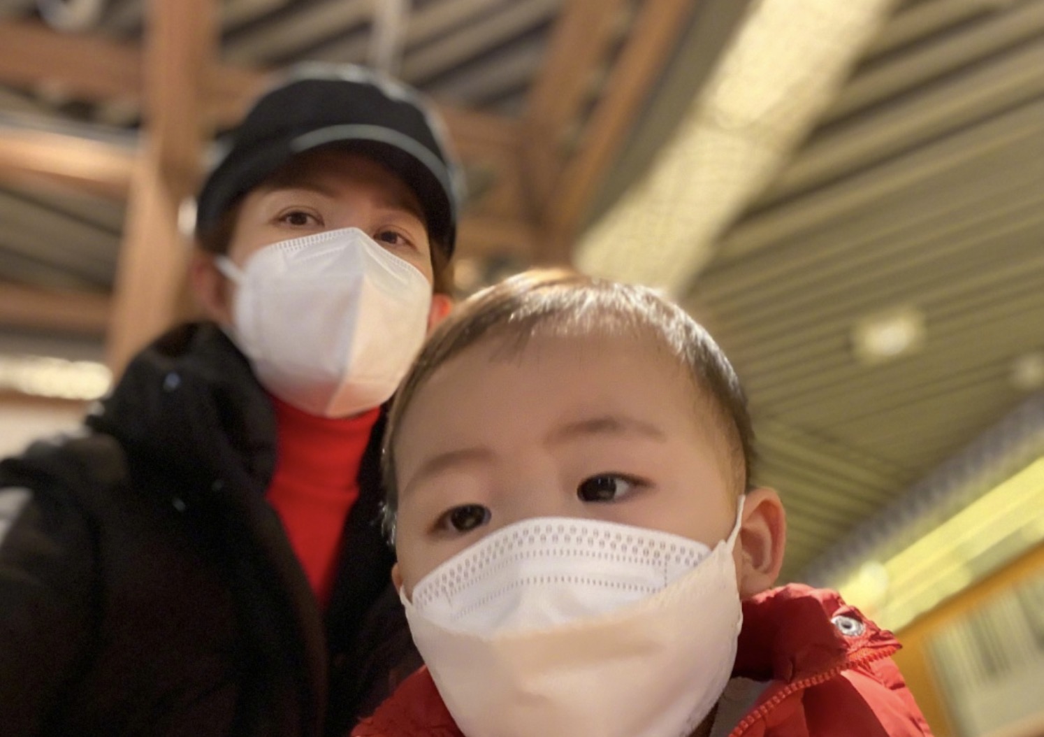 蔡少芬曬與兒子同框，母子倆戴口罩出行，魚蛋圓頭圓腦萌態十足