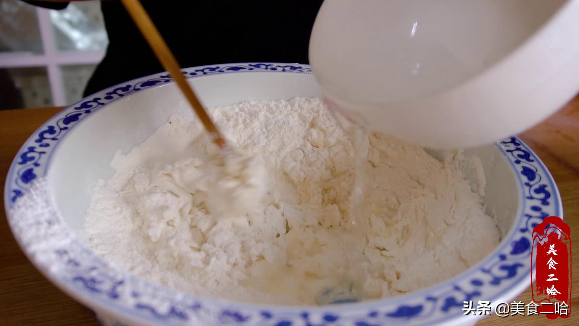 People in Shandong really know how to make sugar biscuits, so they just splash the flour with boiling water.
