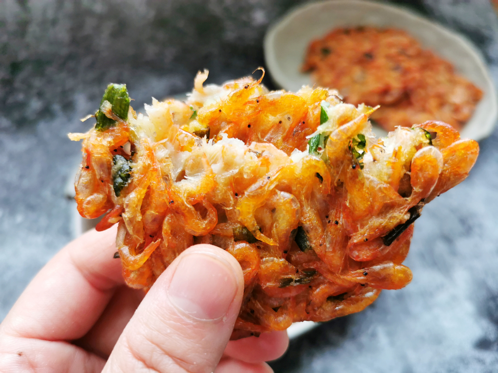 孩子长个头，我给他做虾饼，金黄酥脆倍儿香，连壳儿都吃完