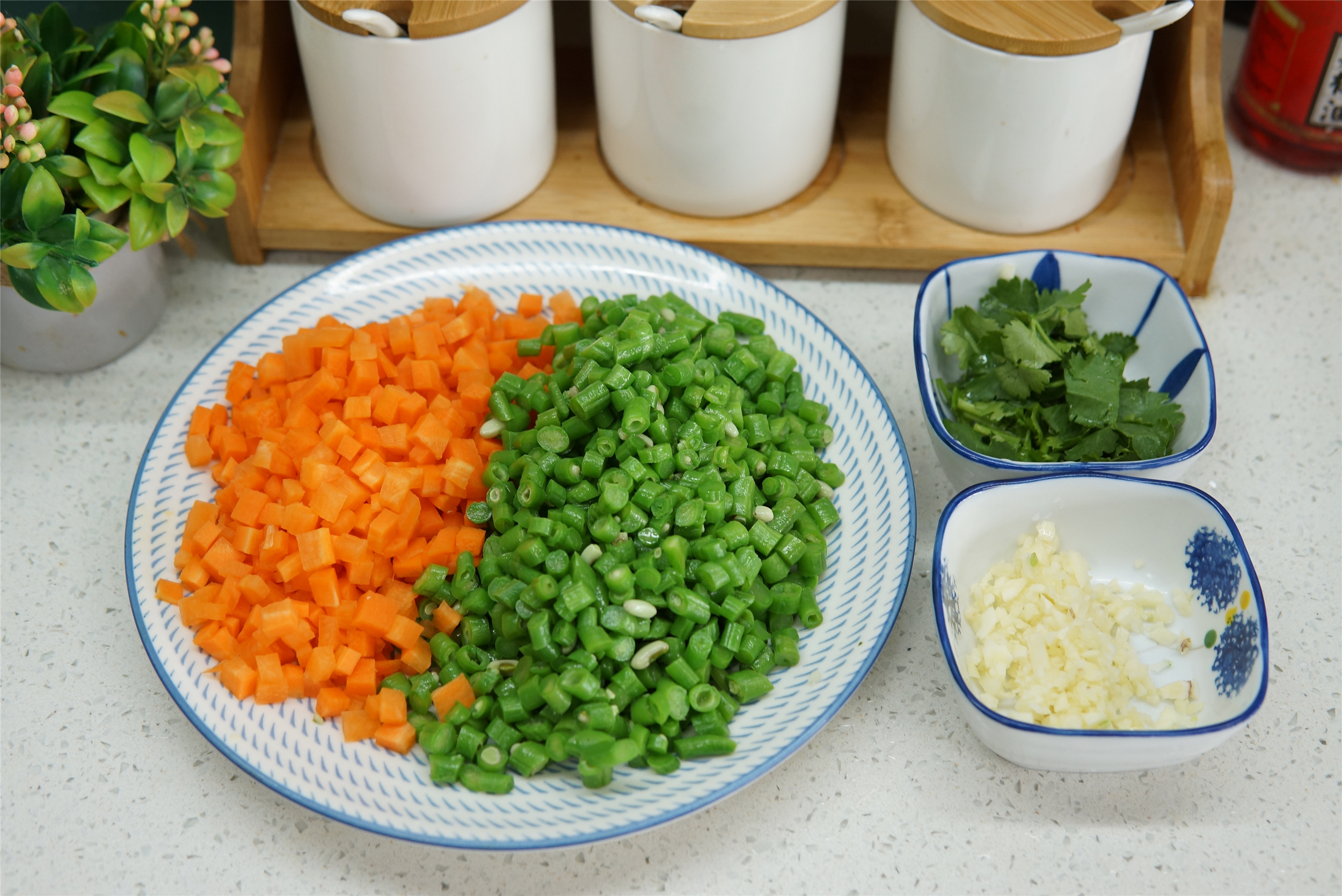 夏天，豆角和胡萝卜是绝配，蒸好蘸点料汁，一口一个，吃着真香