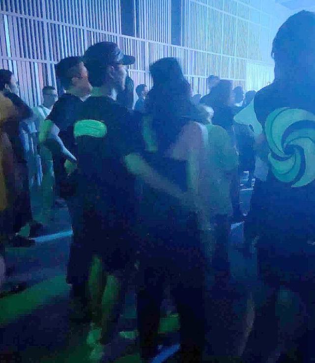 章子怡穿小背心露香肩与老公看演出，汪峰紧搂太太纤腰占有欲十足