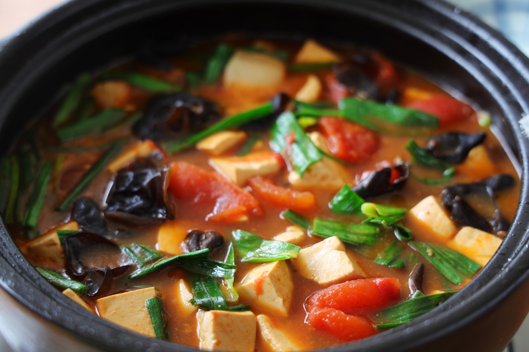 豆腐這樣燉太費米飯了，用砂鍋煲一鍋，滑嫩入味，太適合冬天吃了