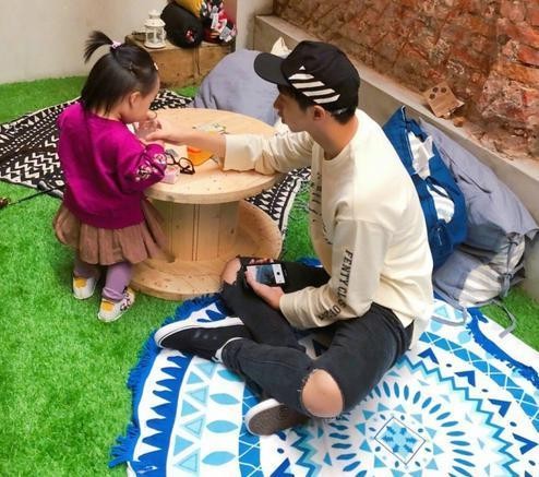 伊能静陪5岁女儿游玩照曝光，穿衣打扮似少女，