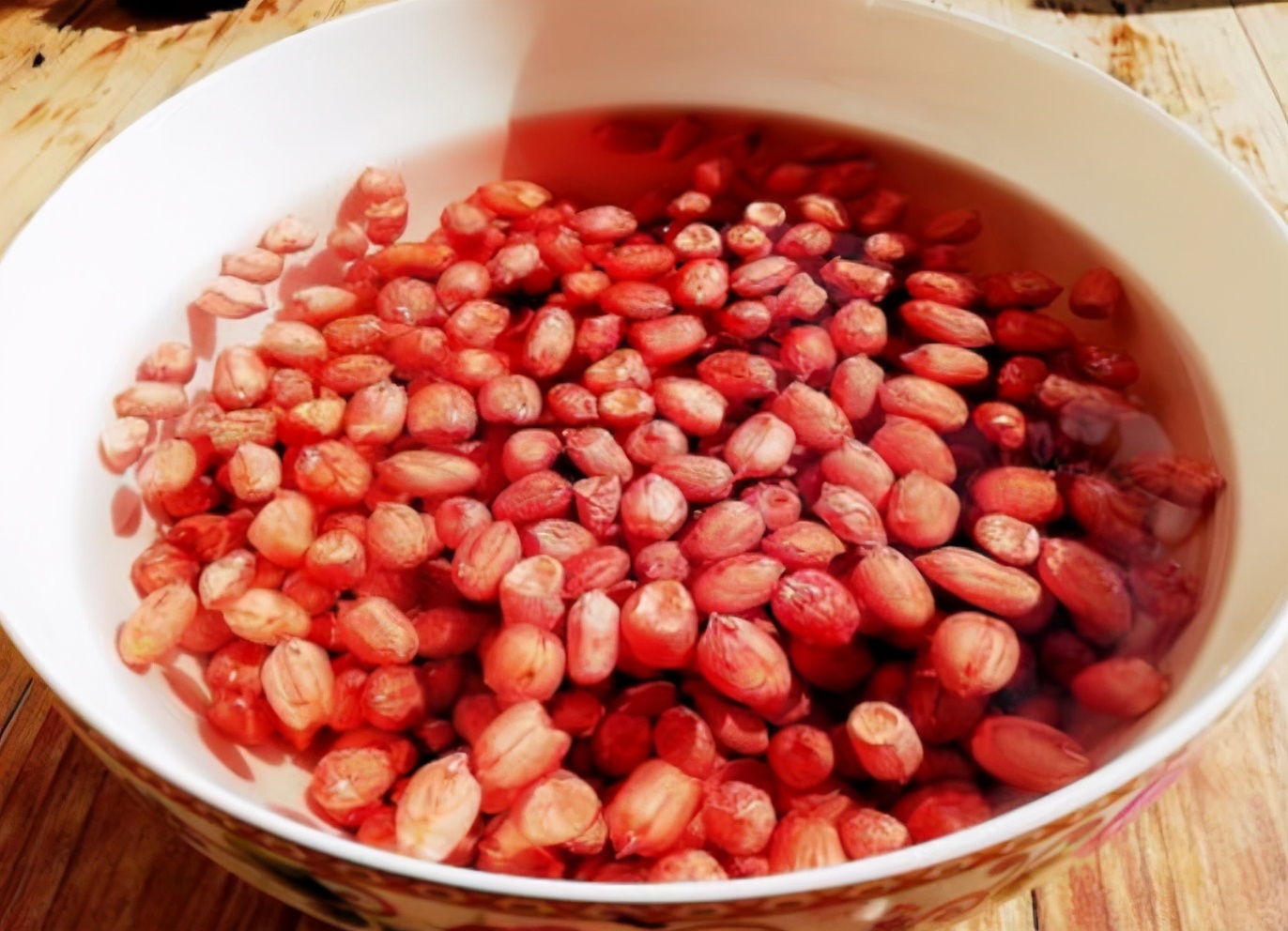 It is a taboo to stir peanuts directly in the pot!  Add 2 more steps, the peanuts are crispy and delicious, but they won’t return to moisture