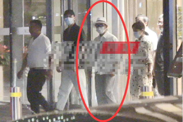 王宝强一改土气形象打扮贵族，众人簇拥气势足，双手插兜似大佬