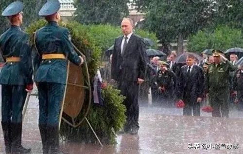 各国领导人遇到下雨：硬汉普京让人佩服，特朗普却只顾自己