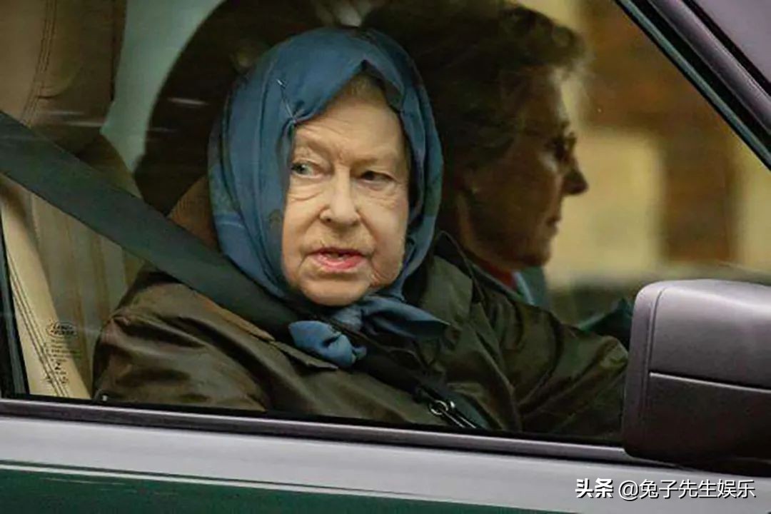 94岁女王真洒脱，收回豪宅淡忘阿奇，把房子送给第9曾孙做礼物