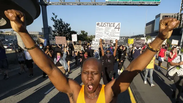 美国再爆？百万美国民众再次涌上街头，只因为