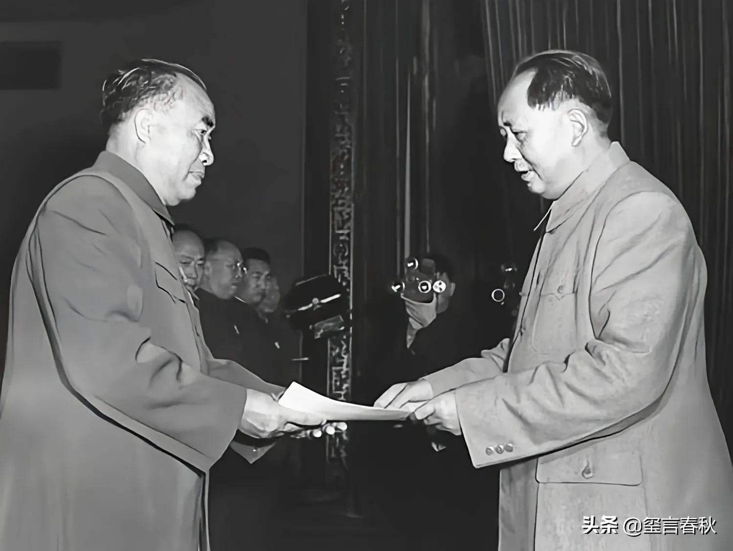 解放军首次授衔前夕，毛泽东不要军衔，罗荣桓