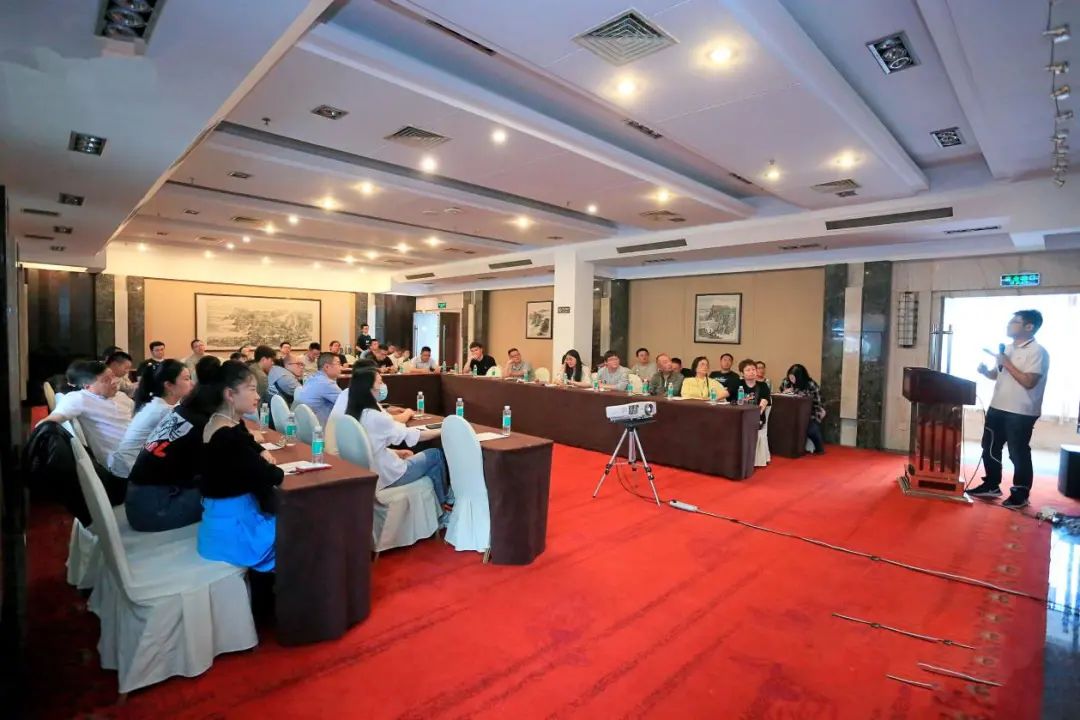 “迪粉”线上重拳出击，线下又是什么样？