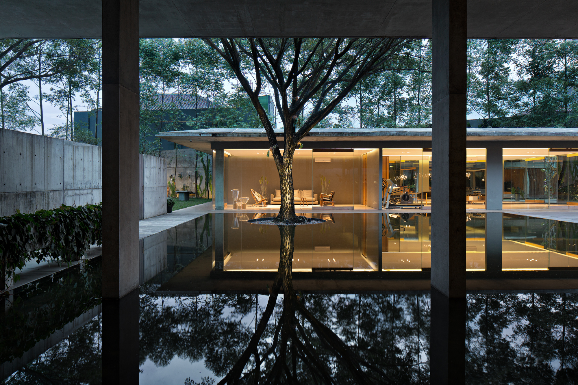 2000m²清水混凝土别墅，仅四居室却有700m²水池和3000m²花园