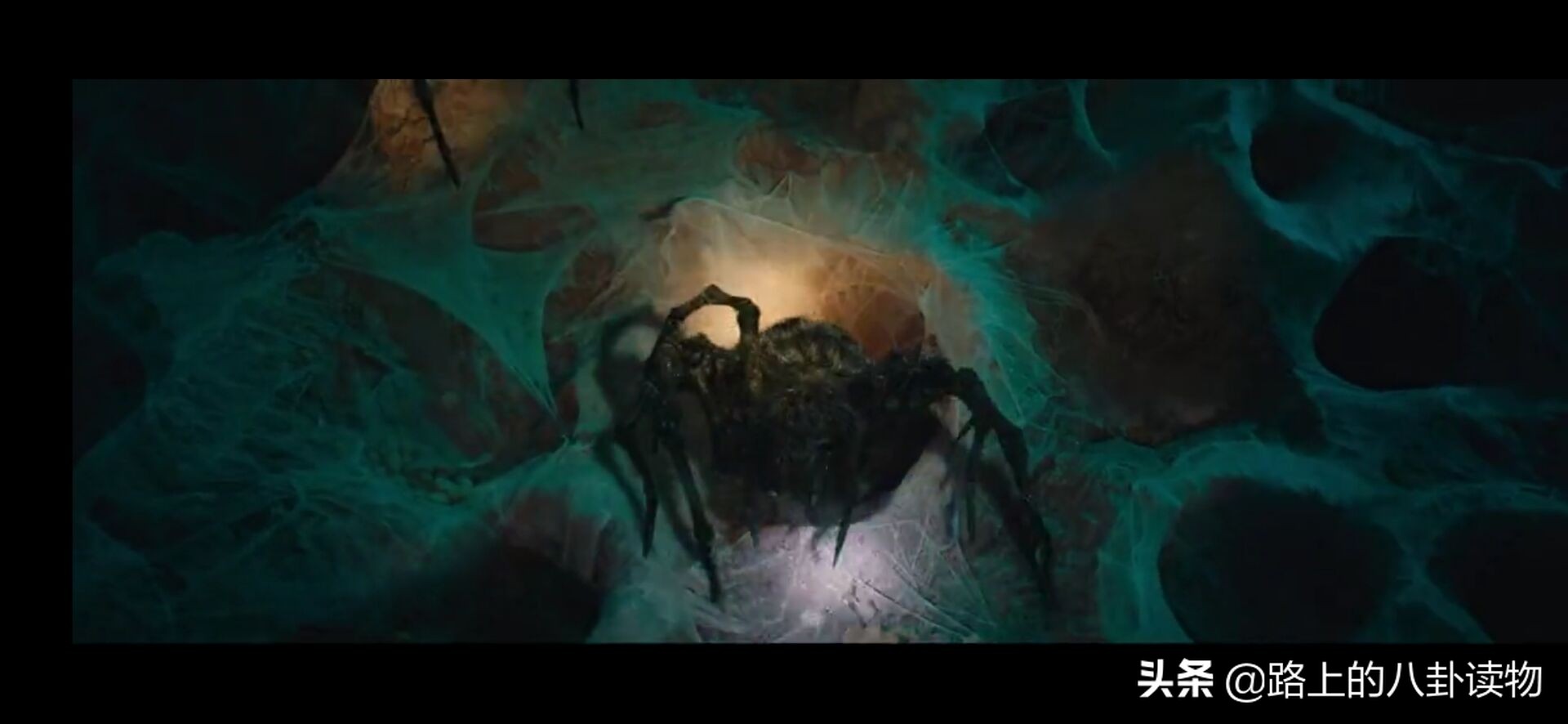 《龙岭迷窟》两次出现在石壁上方凹洞里的不明