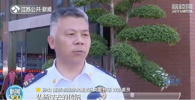 汶川地震搜救犬塑像落成 训导员落泪