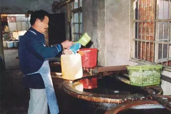 52歲高齡創(chuàng)業(yè)，花2000元買一勺鹽，三十年后身家百億成首富