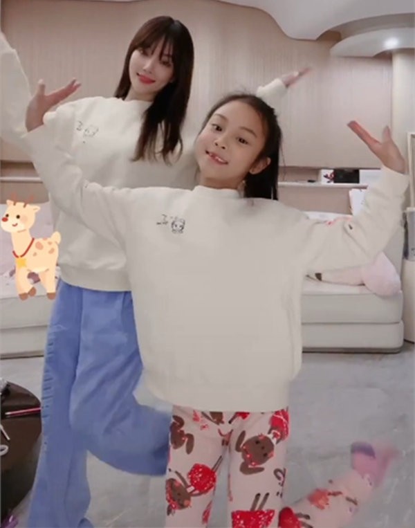 8岁甜馨真有出息,首次t台走秀气场十足,李小璐坐台下一脸傲娇