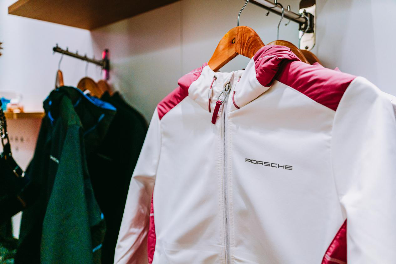 买不起Turbo S，选个Taycan“冰莓粉”还是可以的