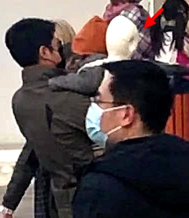 撒贝宁一家四口露面，龙凤胎首曝光，女儿穿千