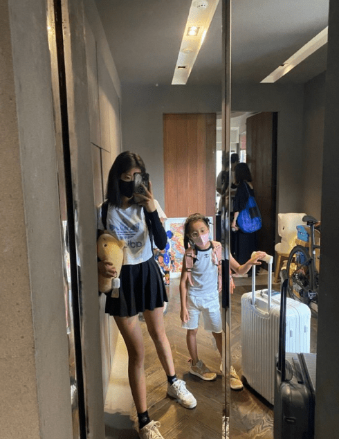 贾静雯庆女儿满6岁，咘咘生日愿望是疫情消失，全家人健健康康