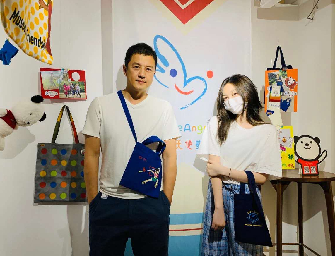 李亚鹏亲吻李嫣大腿惹争议，本尊回应：女儿脚趾头都是臭香臭香的