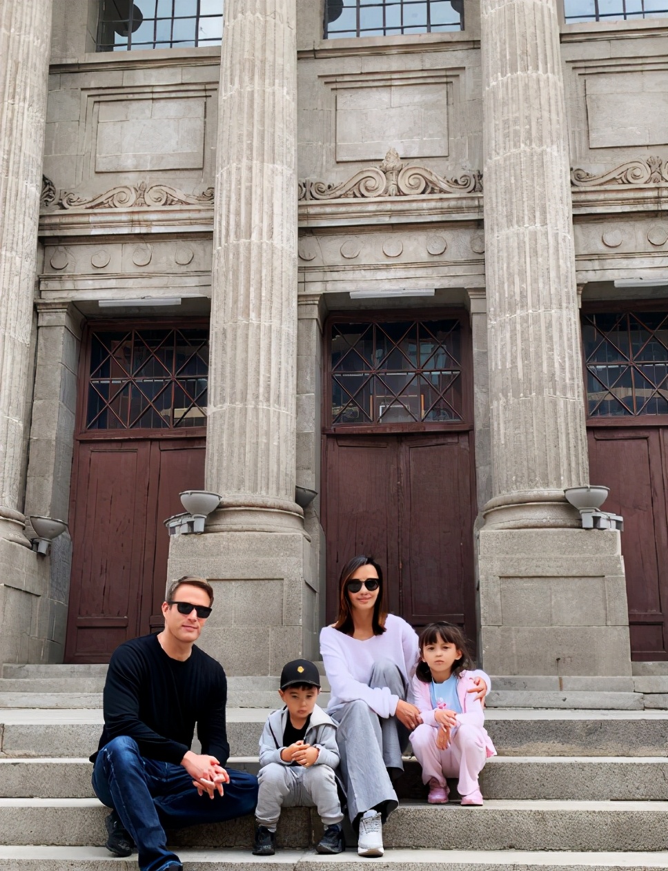 43歲馬雅舒近照，拍戲間隙手捧與老公親吻照甜笑，似熱戀中少女