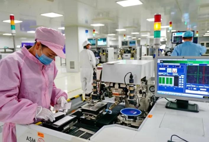 中国制造业遇困难，一线工人的工资被削减，导致大多数员工离职