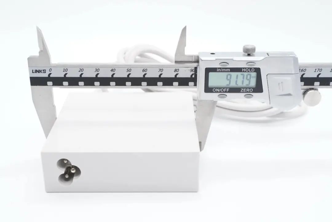 华硕最强游戏本标配300W电源，内置4颗氮化镓，内部结构揭晓