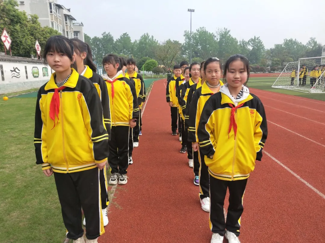 成都市双流区黄龙溪学校国旗下展示——“明天会更好”