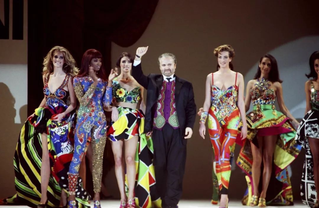 意大利奢侈品牌VERSACE 发布新设计，加入时尚圈印花混战