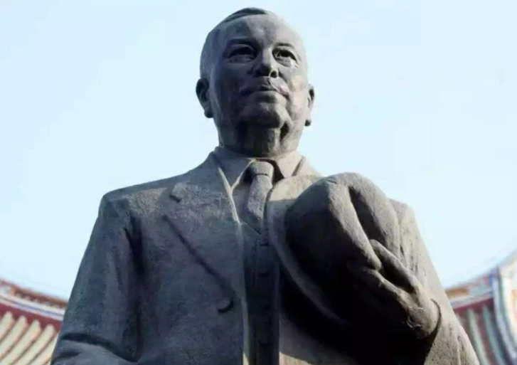 新加坡纸币上印刻了8位人物，其中有一位是中国人，他到底是谁？
