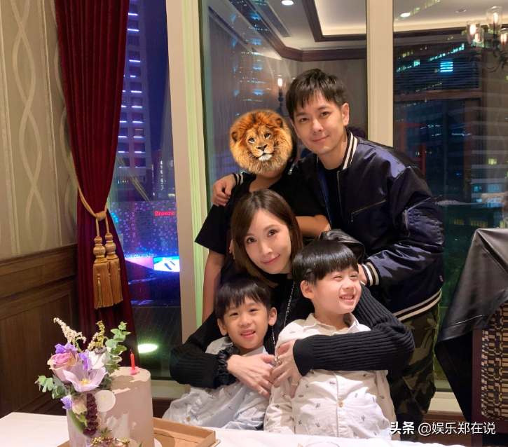 賈靜雯女兒坐“轎子”，咘咘戴眼鏡文質彬彬，Bo妞換牙憨態可掬