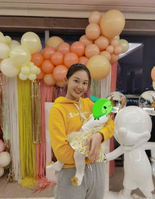 郑恺晒老婆健身照表白“女神节快乐”，苗苗纤腰细腿产后恢复超好