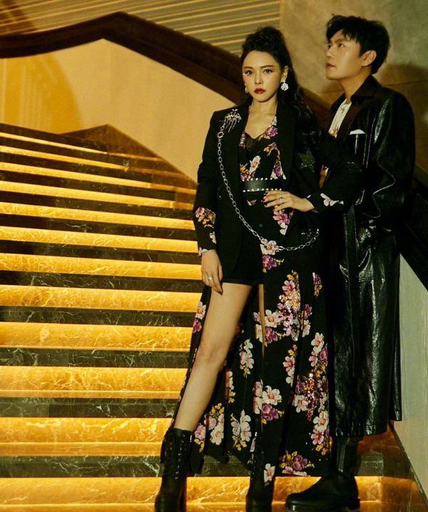 伊能靜開慶生派對，眾好友面前秀恩愛秦昊羞紅臉，女兒現場製賀卡