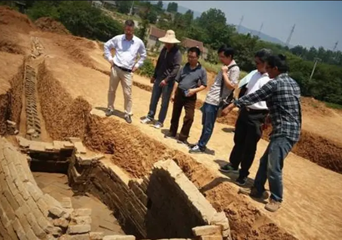 湖北挖出40把古代“冲锋枪”，至今有1700年，专家：果然是他发明
