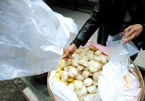 吃早餐时，街边摊把塑料套在碗上热汤直接装，难道真的没毒吗？