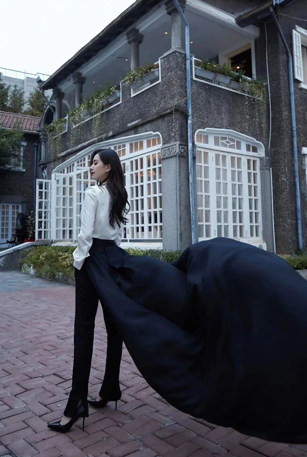 星光大赏杨紫穿得像老艺术家，这锅不应该只让