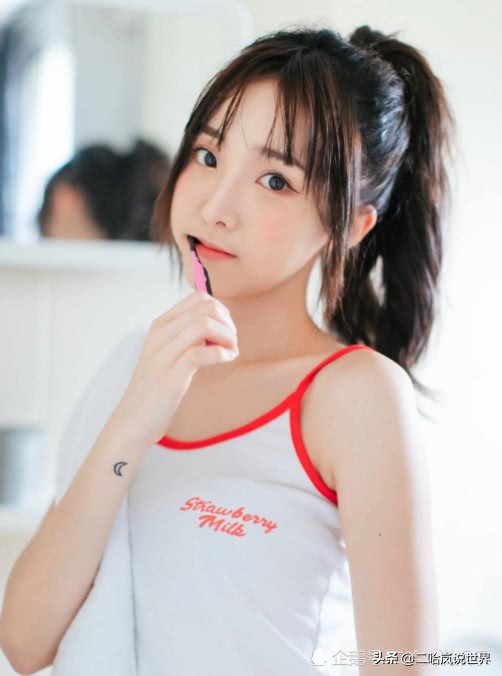 创3郑乃馨18岁有多清纯？穿上吊带那刻，全网女