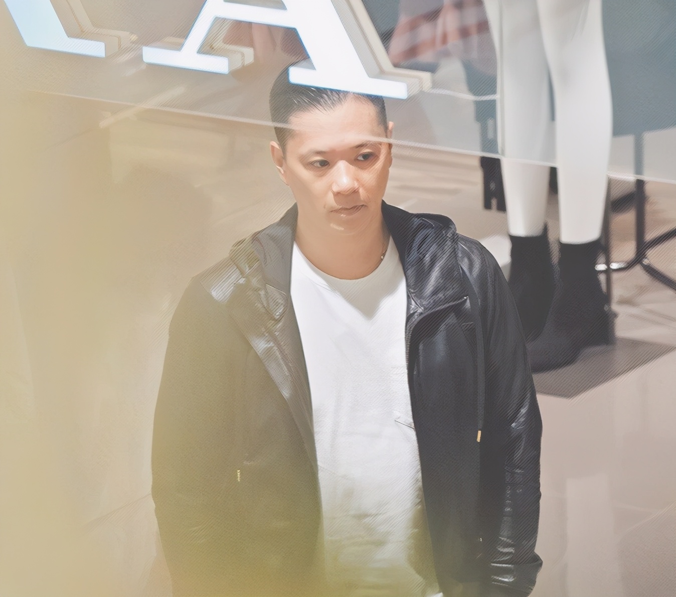 胡杏兒素顏與老公挽手逛超市購物，兩人有說有笑，夫妻感情和睦