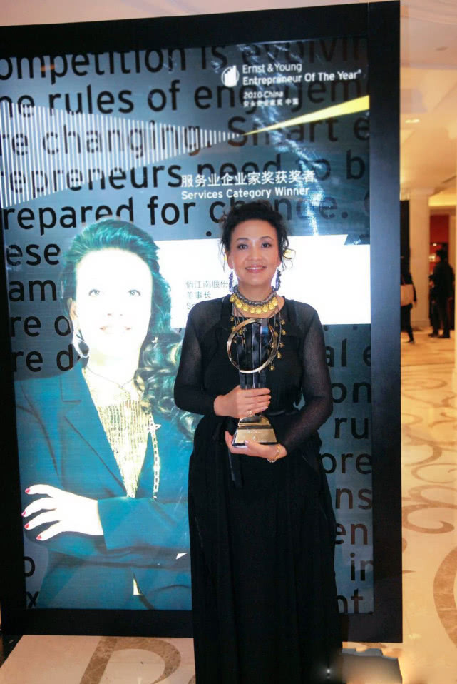 张兰带孙子孙女钓鱼，想到小时候带汪小菲玩，心里开始起涟漪