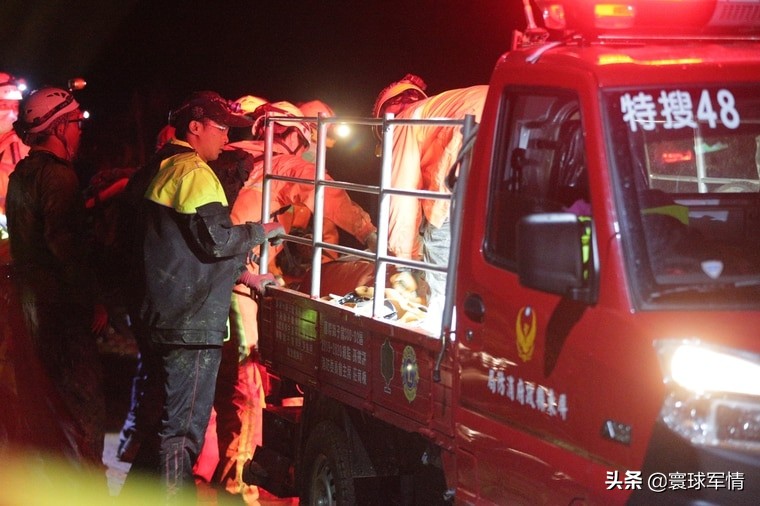 轰隆一声巨响，台湾屏东一飞机撞山坠毁，两名飞行员当场身亡
