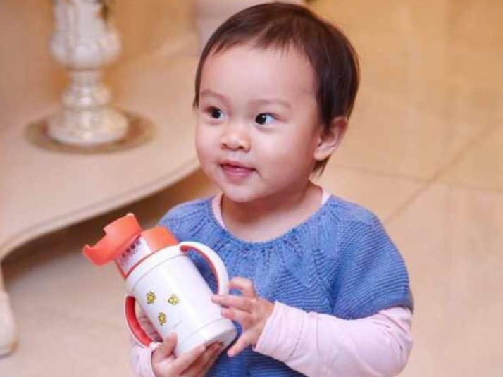 还记得甜馨吗？7年前参加真人秀被说丑，7年后颜值赶超小姐妹奥莉
