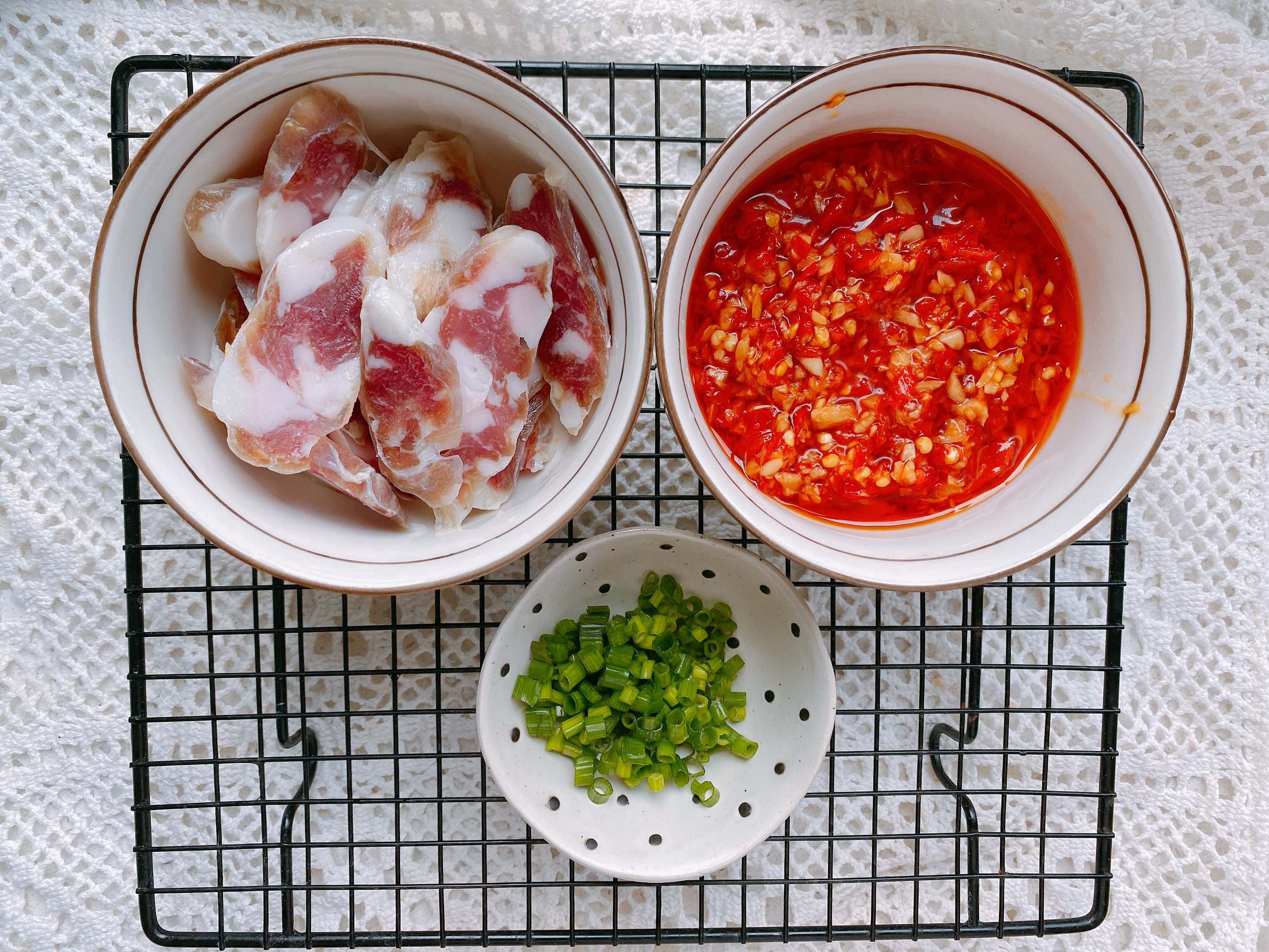 蒜蓉粉丝娃娃菜的家常做法，口感鲜甜，好吃不长胖，10分钟就上桌