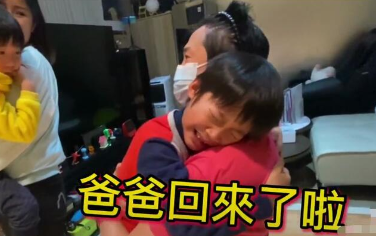 洪金寶長子與妻兒團聚痛哭，3層豪華別墅曝光，裝修簡單擺設雜亂