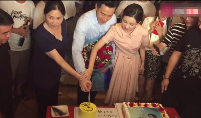 刘恺威疑似新恋情曝光，贴身紧搂陈都灵，两人